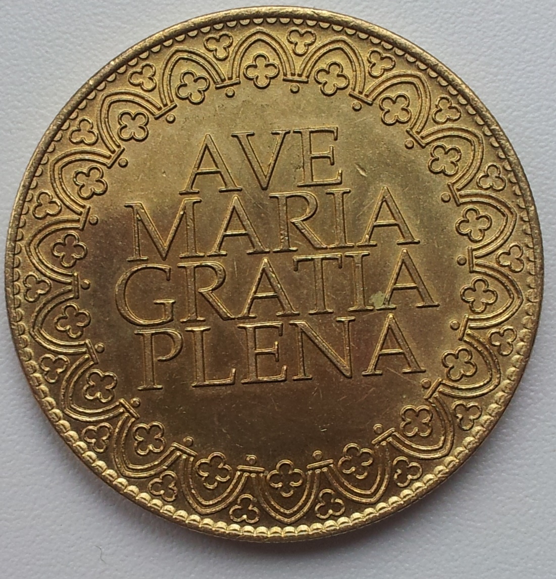 Maria gratia. Ave Maria Gratia Plena монета. Монета Cathedrale notre-Dame de Paris. Монета CAFEDALE notre Dame de Paris. Монета notre-Dame de Paris 2012.